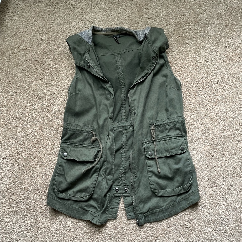 Olive hooded cargo vest Size L